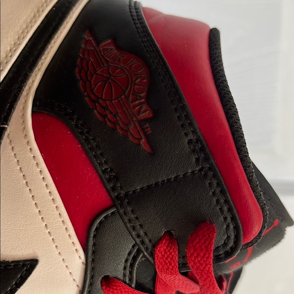 Jordan Nike Sneakers (Men's Size: 9) - Picture 6 of 8